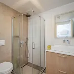 Luxury Waterfront Apartment - East Coast شقة