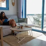 Luxury Waterfront Apartment - East Coast شقة نيدري