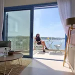 Luxury Waterfront Apartment - East Coast * نيدري