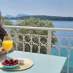 Luxury Waterfront Apartment - East Coast *
