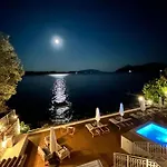 Luxury Waterfront Apartment - East Coast شقة نيدري